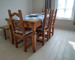 Es gibt noch einen separaten Essbereich im Wohnzimmer. Wohnzimmer Essbereich