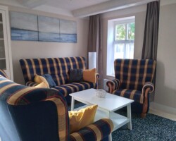 Im Wohnzimmer befindet sich ein Sessel, eine 2er und 3er Couch... Wohnzimmer Couch