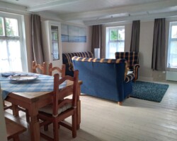 Das Wohnzimmer bietet Platz für sechs Personen. Wohnzimmer Panorama