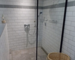 ...ausgestattet mit einer ebenerdigen Dusche... Dusche