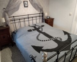 ...Nachtischschrank und Leselampen. Ein Kleiderschrank befindet sich auf dem Flur. Schlafzimmer Stall Bett