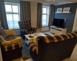 ...und ein Flach-TV. Wohnzimmer Couch Fernsehgerät