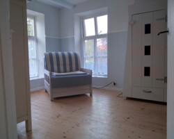 Neben der Kommode gibt es noch einen Kleiderschrank in Leuchtturmform. Schlafzimmer/Upkammer Schlafseesel und Kleiderschrank