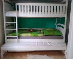 ...bei dem noch ein drittes Bett herausgezogen werden kann. Das obere Bett ist nur für Kinder geeignet. Schlaf-/Kinderzimme Doppelstockbett ausgezogen