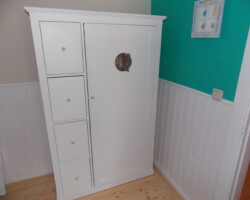 Kleiderschrank mit drei Schubladen und einem zusätzlichen Staufach. Schlaf-/Kinderzimmer Kleiderschrank