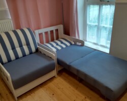 Die Schlafsessel lassen sich zu einem bequemen Einzelbett (200cm x 80cm) umbauen. Schlafzimmer/Upkammer Schlafsessel zum Bett ausgeklappt.
