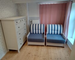 Ausgestattet mit zwei Schlafsesseln ist der Raum flexibel nutzbar. Durchgangszimmer! Schlafzimmer/Upkammer Schlafsessel und Kommode